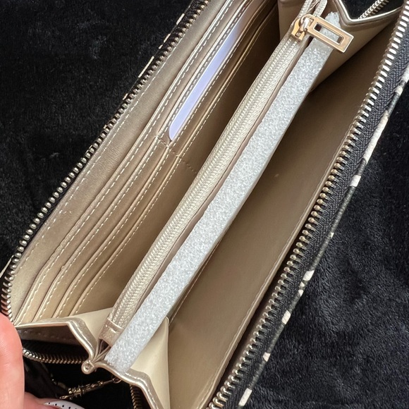 GUESS cheetah print clutch/wallet - Picture 3 of 3